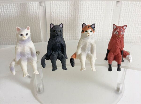 カプセルトイ【座る猫】3匹x狐1匹