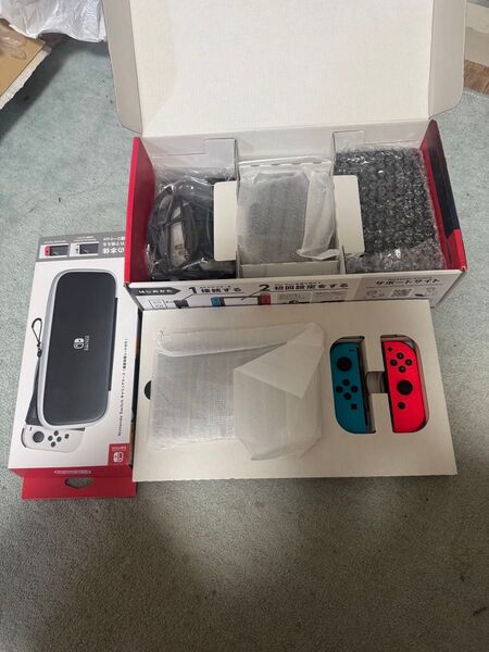 Nintendo Switch JOY-CON(L) ネオンブルー/(R)とキャリングケース。