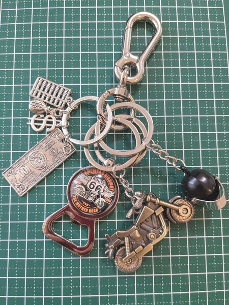 アメカジ シルバーカラビナ キーリング ビンテージ アクセサリー シンプル メンズ ストリート レトロ 黒ヘルメット