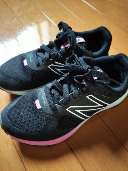New Balance ランニングシューズ レディース 22.5cm ブラック×ピンク