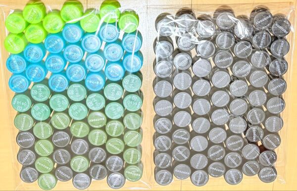 送料無料 ペットボトルキャップ ふた 蓋126個 手作り ハンドメイド 白 無地 サントリー 黒
