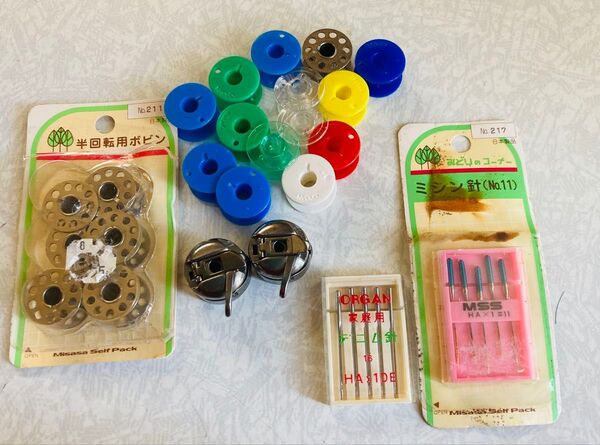 # 家庭用 ボビンケース(中古品2個)とボビンセットとミシン針 (新品2種)
