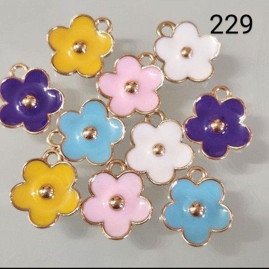 【229】☆1セット10こ入り☆小花チャーム☆カラーMIX☆画像のカラーのセット