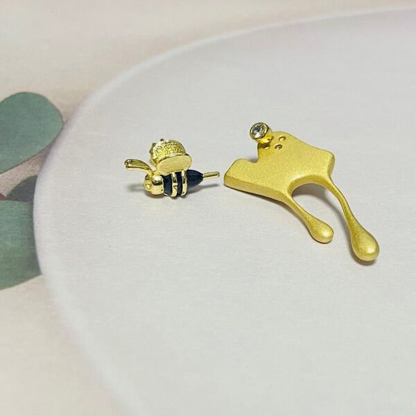 ピアス ミツバチ&はちみつ アシンメトリー 左右非対称 両耳用 アクセサリー 大きめ ゴールド