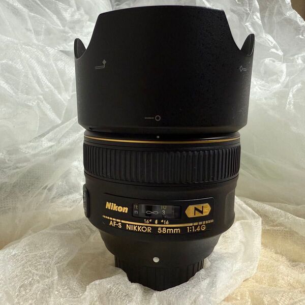Nikon AF-S NIKKOR 58mm f/1.4G 単焦点レンズ and Arcrest 72mm付き
