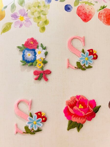 刺繍ワッペン 4個セット 花 S イニシャル ピンク 刺繍アイロンワッペン