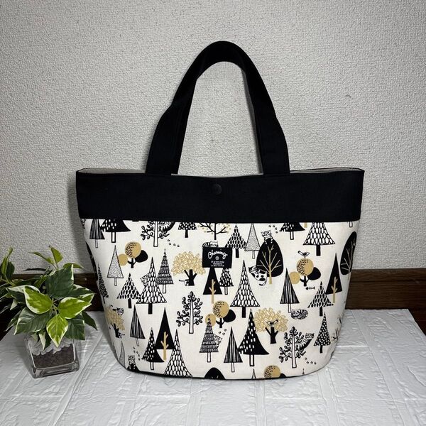 トートバッグ(ファスナーポケット付き*木と猫柄) ハンドメイド