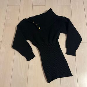 ニットワンピース 黒 オフショルダー ボタン シンプル