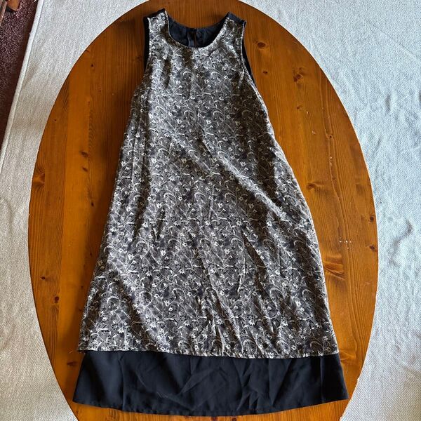 ほぼ新品 House wear エプロンワンピース黒白花柄ノースリーブ サイズM