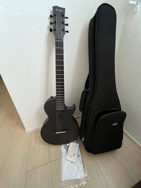 Enya Nova Go アコースティックギター・カーボン一体成型ミニギター初心者キット、ギターケースとギター両方のストラップ付属