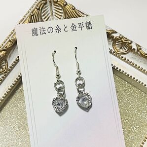 ハート形 クリスタル風 ストーン ピアス プレゼントにも!シルバーカラーピアス キラキラ ハンドメイドピアス ラインストーン