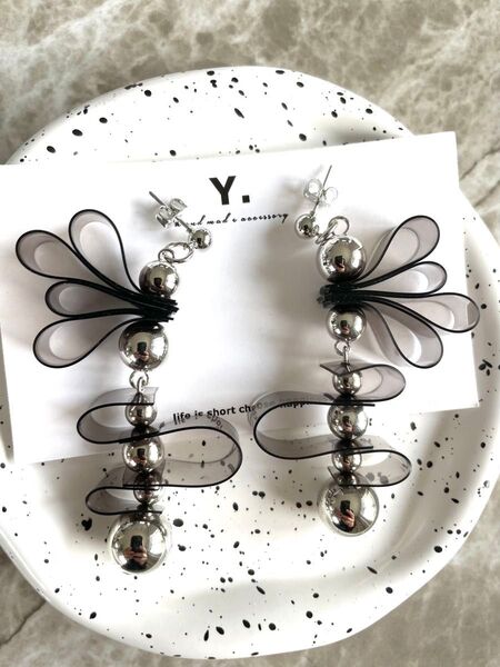 【クリアブラックフラワーうねピアス】ハンドメイド アクセサリー