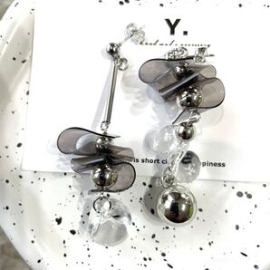 【クリアブラックくにゅアシメピアス】 ハンドメイド ピアス クリア