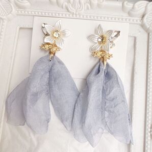 ふわふわ♪ライトグレーシフォンパールホワイトフラワーピアス スナイデル ダズリン 結婚式 お呼ばれ フェミニン オーガンジー