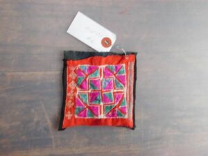 アジア民族衣装等のはぎれYno.79 モン族四角 刺繍布10x10cm 山岳民族　ラオス　タイ　インドシナ 手芸材料 古布　藍染　手織り