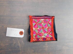 アジア民族衣装等のはぎれYno.77 モン族四角 刺繍布10x10cm 山岳民族　ラオス　タイ　インドシナ 手芸材料 古布　藍染　手織り