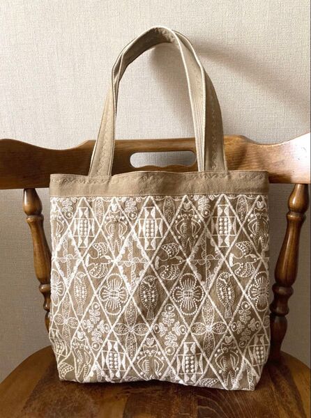 ハンドメイド トートバッグ 刺繍 コットンリネン 厚手 ベージュ 鳥 花 猫