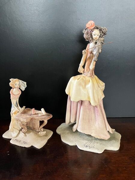 イタリア製「ピアノを弾く女性」と「バイオリンを弾く女性」 陶器置き物 2点