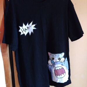 サメを襲うニャン 黒色Tシャツ 猫イラスト