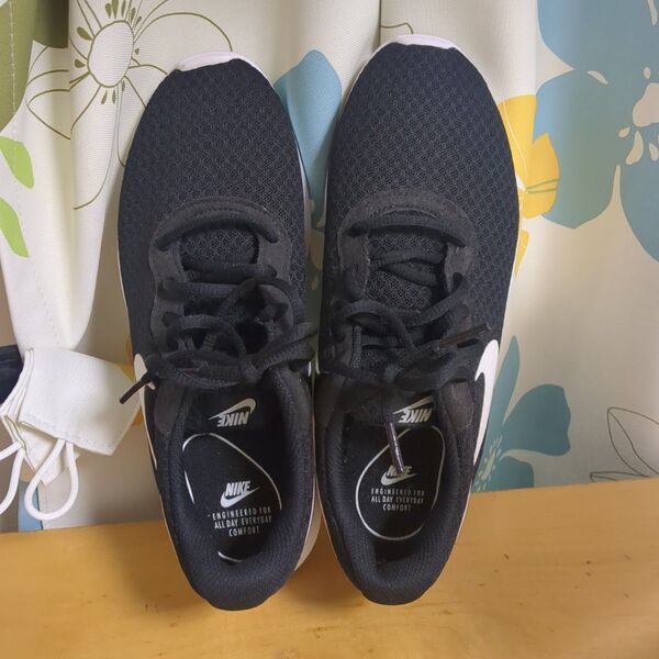 スニーカー ブラック NIKE 黒 未使用 メッシュ 靴 ランニング 25 ナイキ シューズ レディース