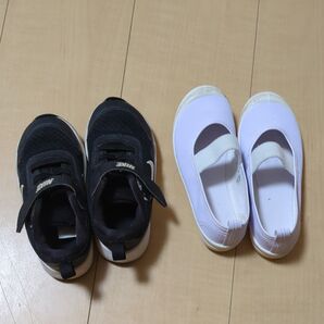 NIKE スニーカーと上履き 2足セット