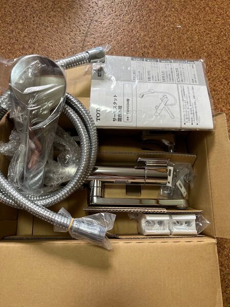 未使用 TOTO 壁付サーモ水栓 TBV034 水栓金具 シャワーヘッド, ホース、フック付き.