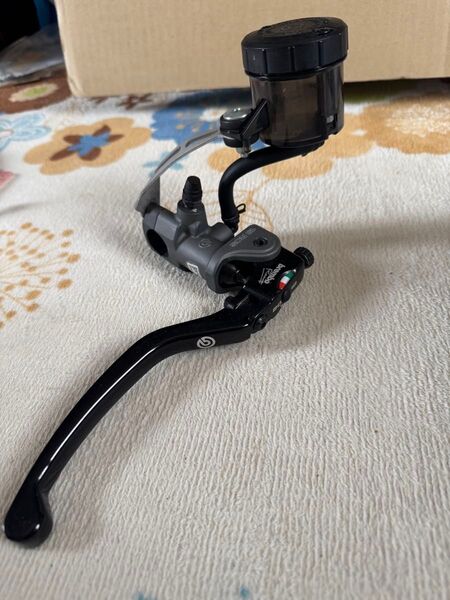 R1250GSアドベンチャーに付けていた、ブレンボのブレーキマスターとモノブロックのキャリパーのセットです。