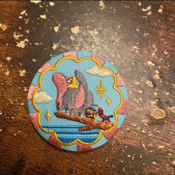 ディズニー 刺繍缶バッジ ダンボ
