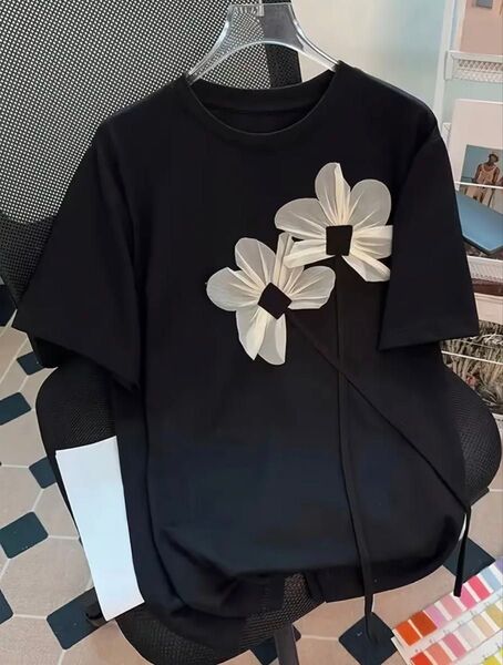 レディース カジュアル 半袖 ラウンドネック Tシャツ - ブラック ホワイトフローラルアップリケ付き