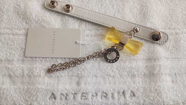 アンテプリマ★アクリルリボンバッグチャームグローブホルダー★未使用タグ付き
