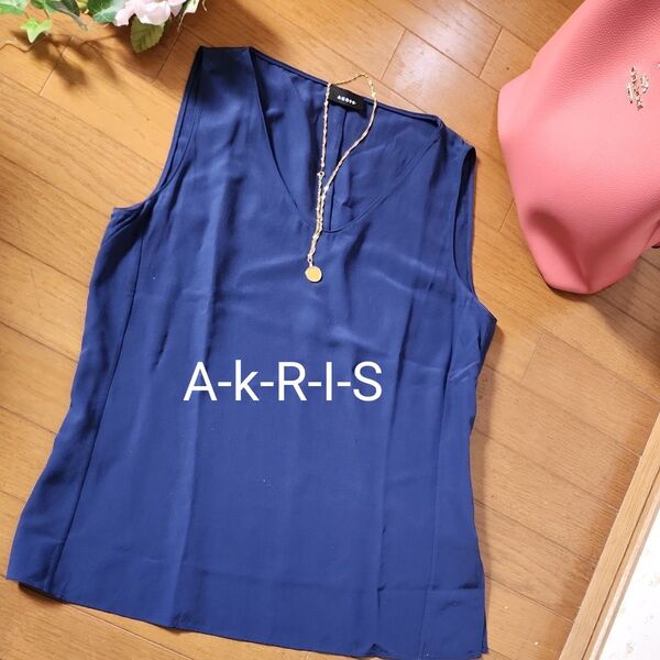A-K-R-I-Sノースリーブトップス ネイビー イギリス 王室御用達のシルクトップス