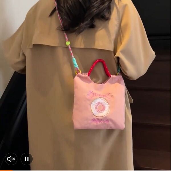 海外製レディース ナイロン刺繍ミニバッグ ピンクのドーナツ柄 ショルダーストラップ付き