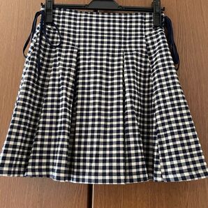 c.チェック柄スカート
