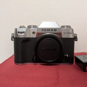 新品同様! FUJIIFILM X-T50 ボディ シャッター121枚 シルバー 元箱、付属品、保証書あり!