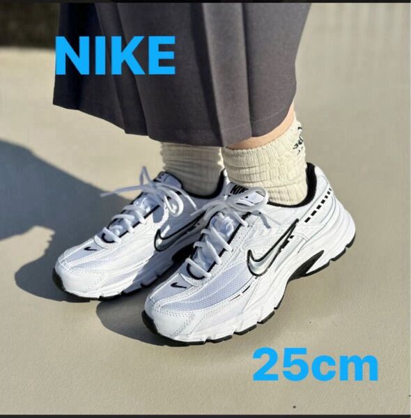 新品未使用タグ付き ナイキ(NIKE)(レディース)スニーカー スポーツシューズ イニシエーター FQ6873-101
