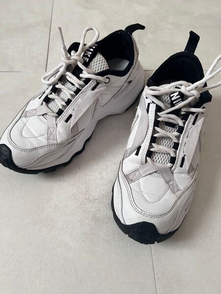 NIKE DR7851-100 TC7900 スニーカー ホワイト系 23.5cm ナイキ