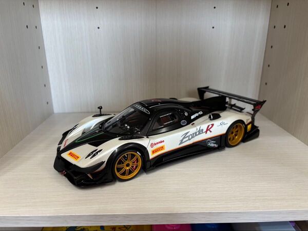 AUTOArt 1/18 Pagani Zonda Revolution