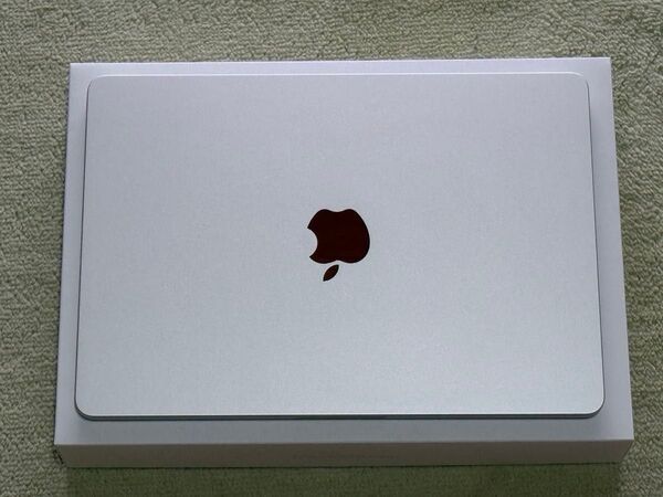 極美品 Apple Macbook Air 13inch M2 シルバー 8GB 256GB MLXY3J/A A2681
