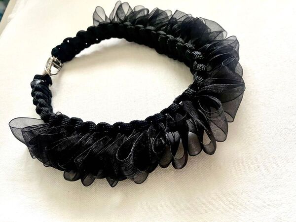 パラコード スマホ ハンドストラップ ハンドメイド フリル リボン ブラック