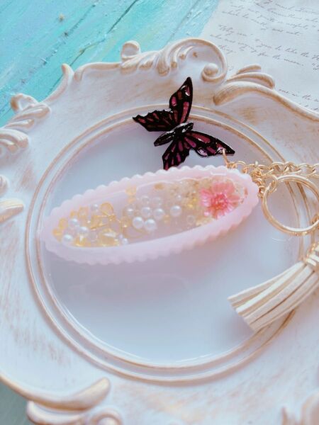 ハンドメイド レジン キーホルダー ピンク ドライフラワー パール 金箔 バッグチャーム