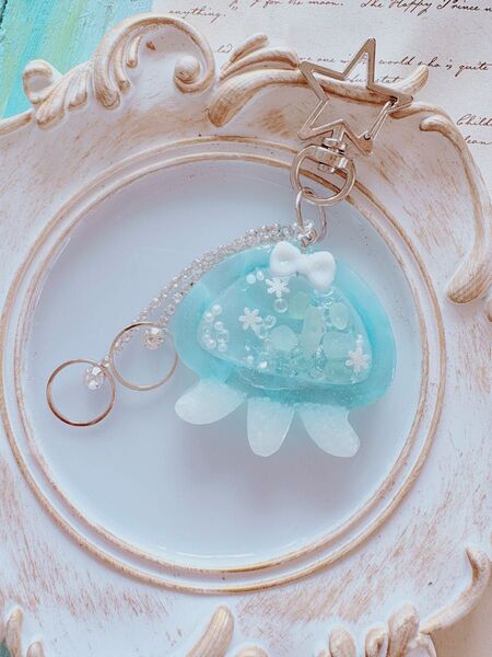 ハンドメイド レジン キーホルダー 水色クラゲちゃんチャーム バッグチャーム