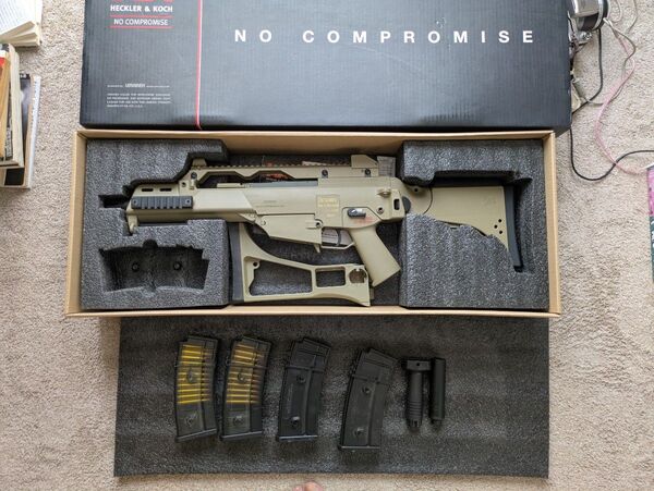UMAREX/S&T G36CV マガジン4本 サプレッサー フォアグリップ付き 訳あり 電動ガン