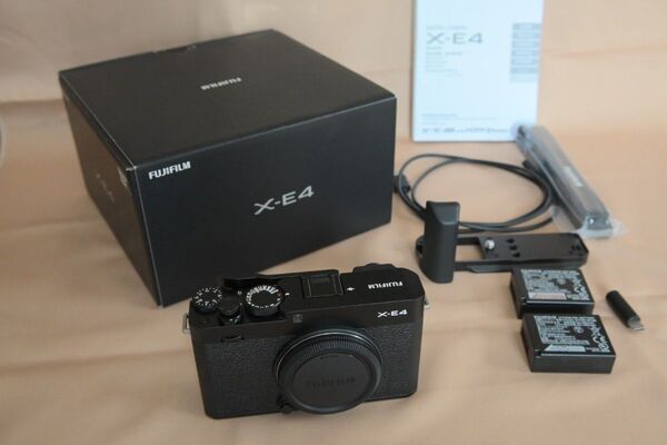 FUJIFILM ミラーレス一眼 X-E4 ブラック(おまけ付き)