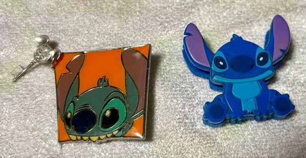スティッチの商品2点 ディズニーランド25周年ピンバッジ(裏の留めなし)とスティッチクリップ