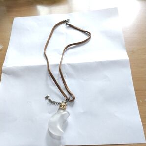 香水が入れられる三日月型小瓶ネックレス