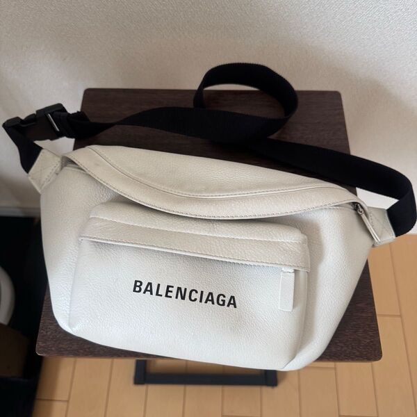 BALENCIAGA バレンシアガ 552375 エブリディ ボディバッグ ショルダー ウエストポーチ 肩掛け レザー