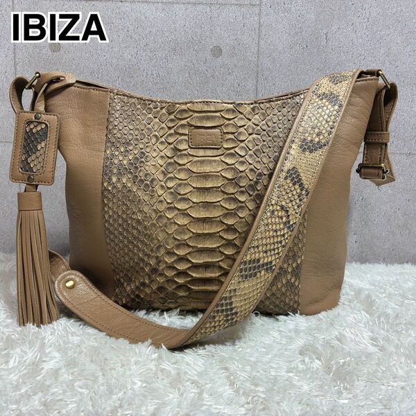 極美品 IBIZA ショルダーバッグ パイソン レザー イビサ イビザ タッセル チャーム A4可能 ベージュ 肩掛け 斜め掛け