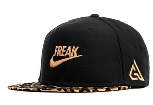 新品タグ付き 海外限定 ナイキ プロ ヤニス アデトクンボ キャップ Giannis Freak 1 Coming to America Freak Swoosh GIANNIS NIKE PRO CAP