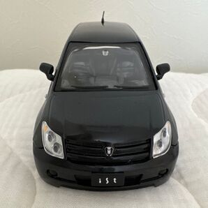 トヨタ ist 黒 ミニカー 1/24スケール