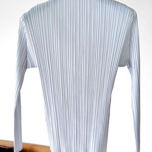 イッセイミヤケ プリーツプリーズ ハイネック長袖シャツ、カットソー、ライトグレー色 PLEATS PLEASE